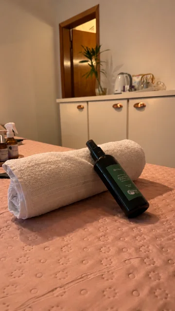 Katia Vitorino realizando uma massagem aromática durante o atendimento