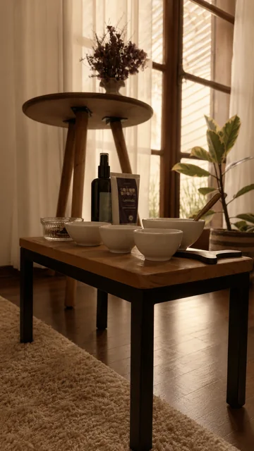 Mesa de apoio com óleos essenciais e utensílios do atendimento